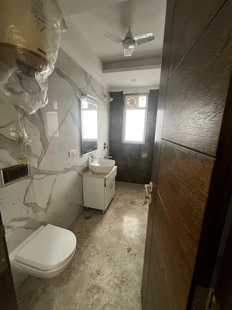 Bathroom, lajpat nagar 4 3 Bedroom 1800 Sq.Ft. Builder Floor In Lajpat Nagar 4 Delhi 9575331