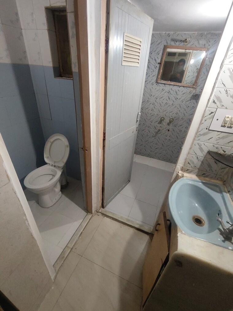 Bathroom, greater kailash ii 3 Bedroom 240 Sq.Yd. Builder Floor In Greater Kailash ii Delhi 9575683