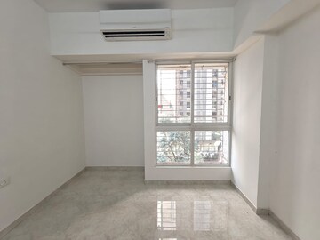 Room in 1.5 BHK Apartment at Lodha Amara, Kolshet Road – for Rent