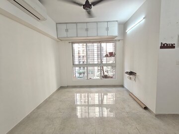 Room in 1.5 BHK Apartment at Lodha Amara, Kolshet Road – for Rent