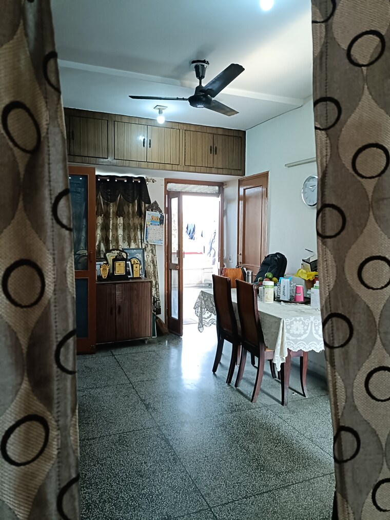 Room, vasundhara enclave 3 Bedroom 1800 Sq.Ft. Apartment In Vasundhara Enclave Delhi 9575424
