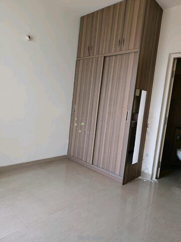 Room in 2 BHK Apartment at Emaar Emerald Estate, Sector 65 – for Rent