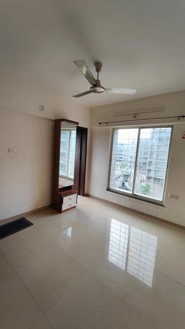 Room in 3 BHK Apartment at Mantra 29 Gold Coast, Tingre Nagar – for Rent