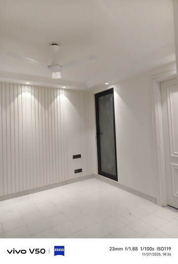 Room in 3 BHK Builder Floor at Greater Kailash I – for Rent