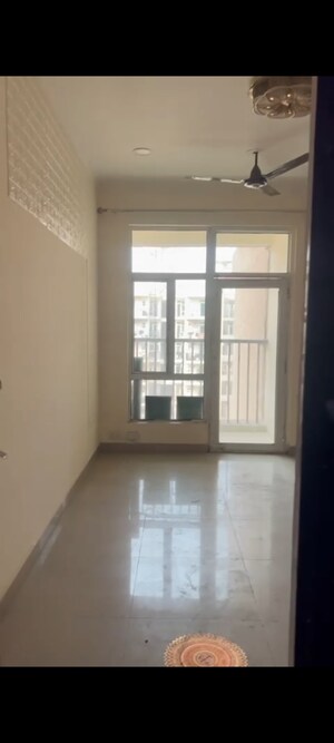 Room in 2 BHK Apartment at Gaur City 6th Avenue, Sector 4 Greater Noida – for Rent