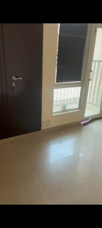 Room in 2 BHK Apartment at Gaur City 6th Avenue, Sector 4 Greater Noida – for Rent