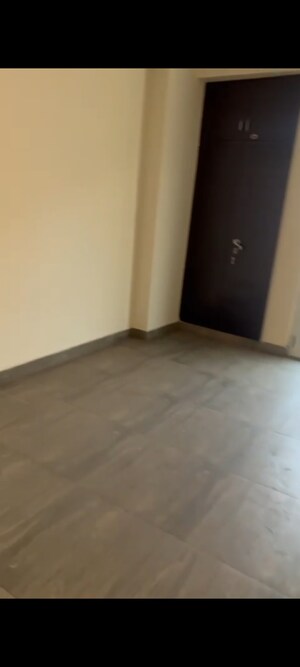 Room in 2 BHK Apartment at Gaur City 6th Avenue, Sector 4 Greater Noida – for Rent