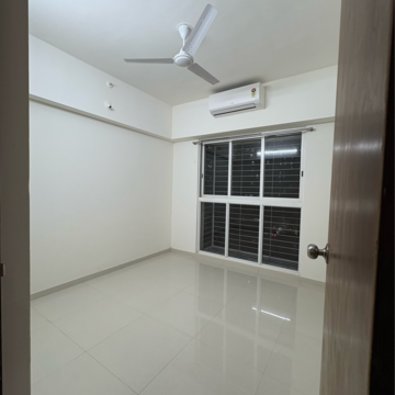 Room in 2 BHK Apartment at Lodha Amara Tower 32 And 33, Sandoz Baug – for Rent