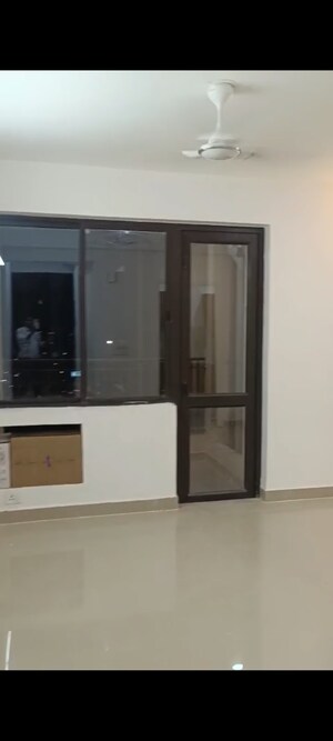 Room in 2.5 BHK Apartment at RG Luxury Homes, Sector 16b Greater Noida – for Rent