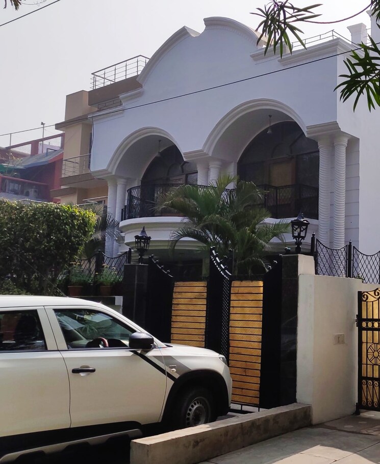 Exterior View, rwa-apartments-sector-40 3 Bedroom 350 Sq.Mt. Independent House In Sector 40 Noida 9576090