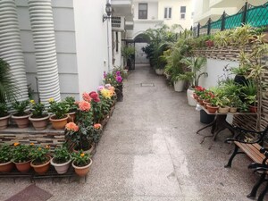 Parking in 3 BHK Independent House at RWA Apartments Sector 40, Sector 40 – for Rent