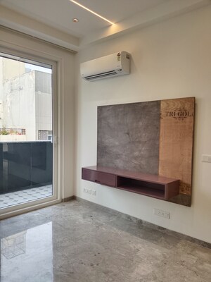 Room in 3.5 BHK Apartment at Defence Colony – for Rent