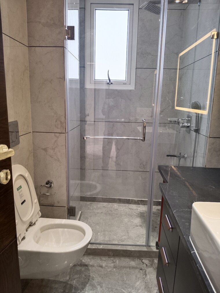 Bathroom, defence colony 3.5 Bedroom 3000 Sq.Ft. Apartment In Defence Colony Delhi 9576133