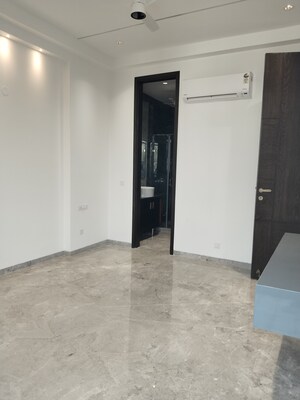 Room in 3.5 BHK Apartment at Defence Colony – for Rent