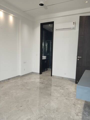 Room in 3.5 BHK Apartment at Defence Colony – for Rent