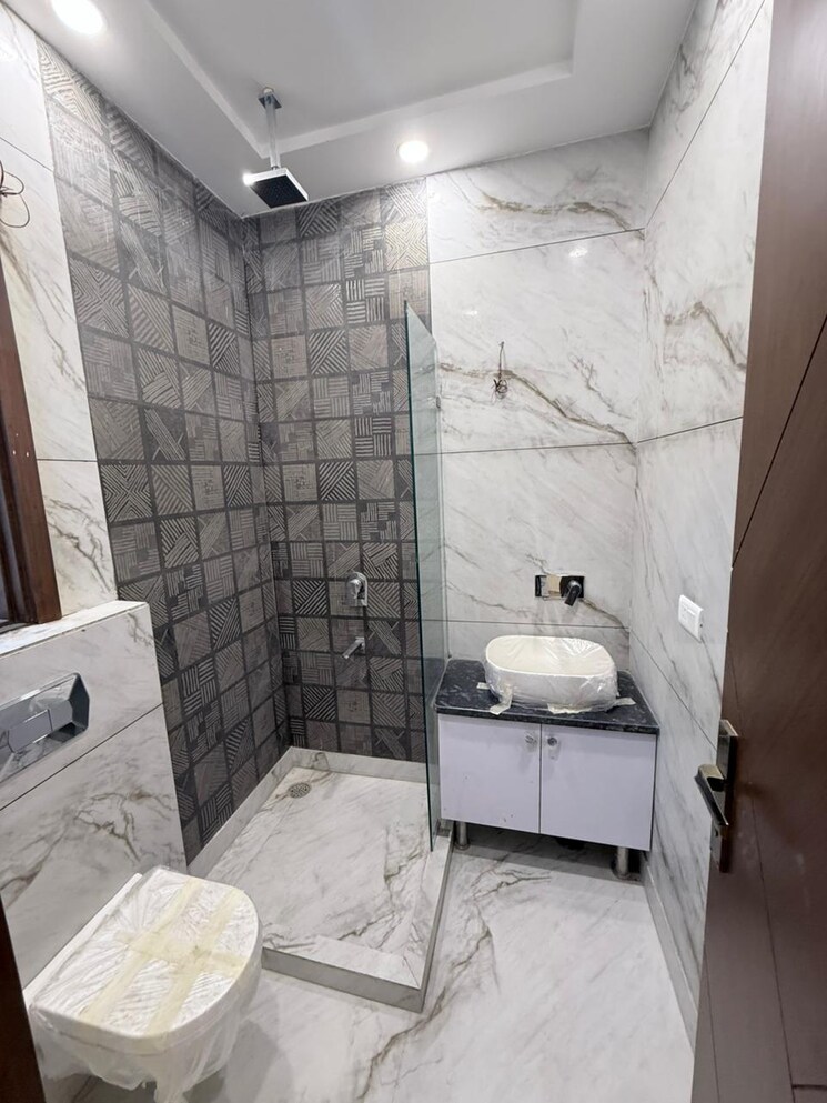 Bathroom, paschim vihar 3 Bedroom 185 Sq.Yd. Builder Floor In Paschim Vihar Delhi 9576155