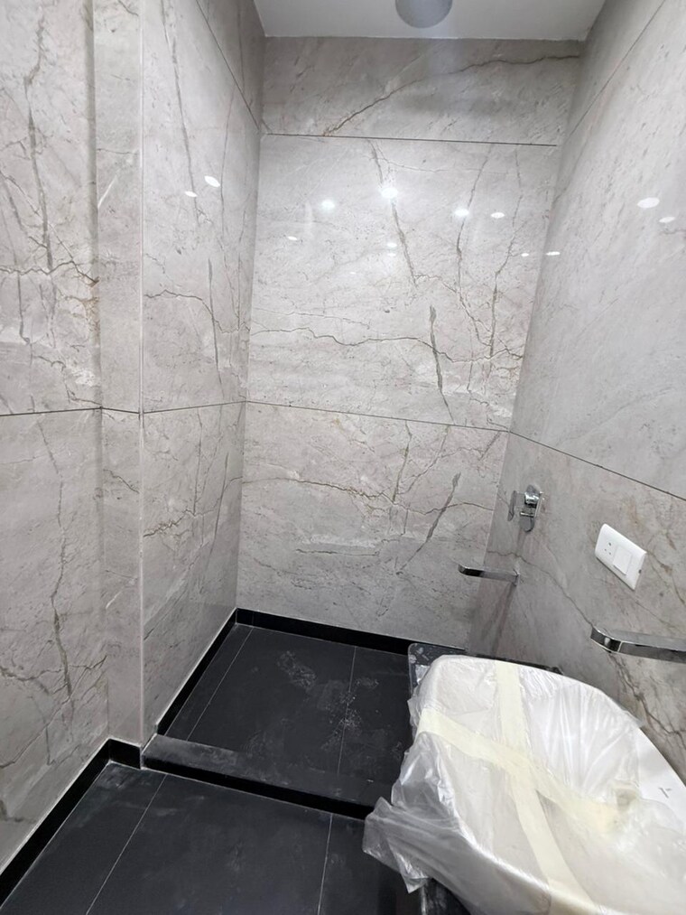 Bathroom, paschim vihar 3 Bedroom 185 Sq.Yd. Builder Floor In Paschim Vihar Delhi 9576155