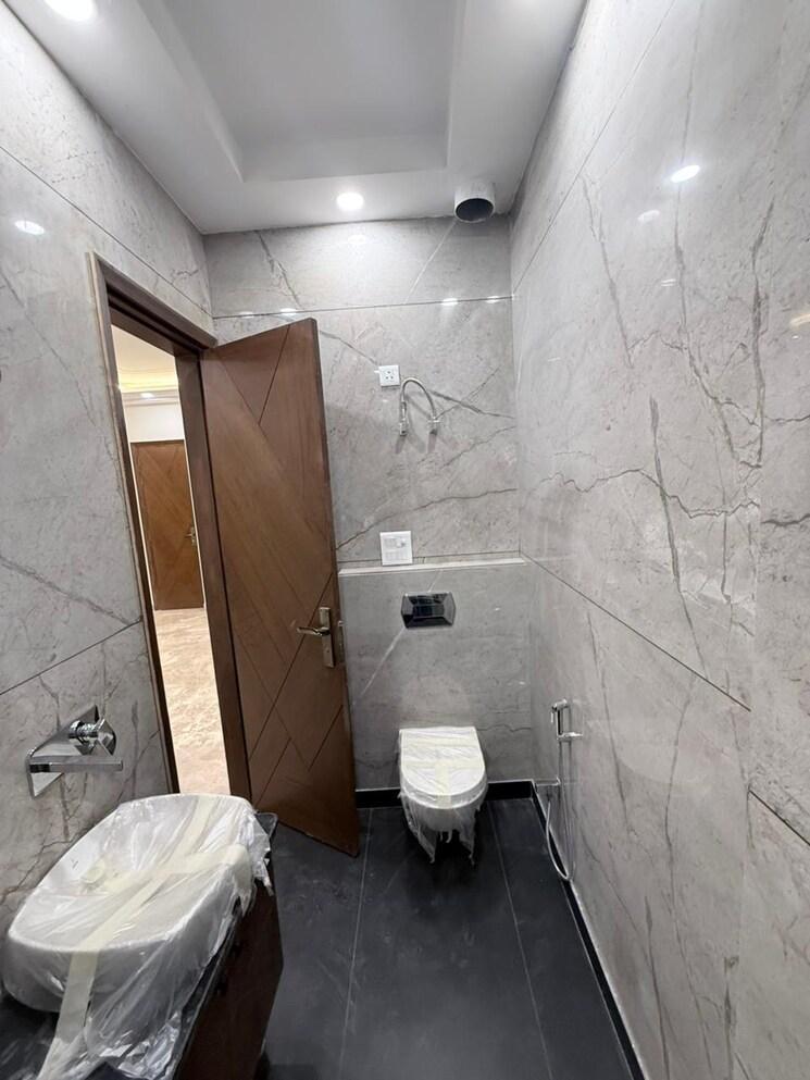 Bathroom, paschim vihar 3 Bedroom 185 Sq.Yd. Builder Floor In Paschim Vihar Delhi 9576155