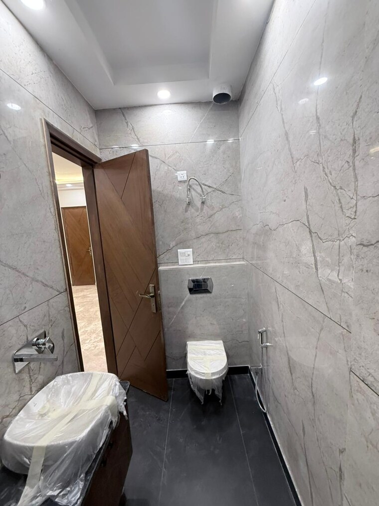 Bathroom, paschim vihar 3 Bedroom 185 Sq.Yd. Builder Floor In Paschim Vihar Delhi 9576155