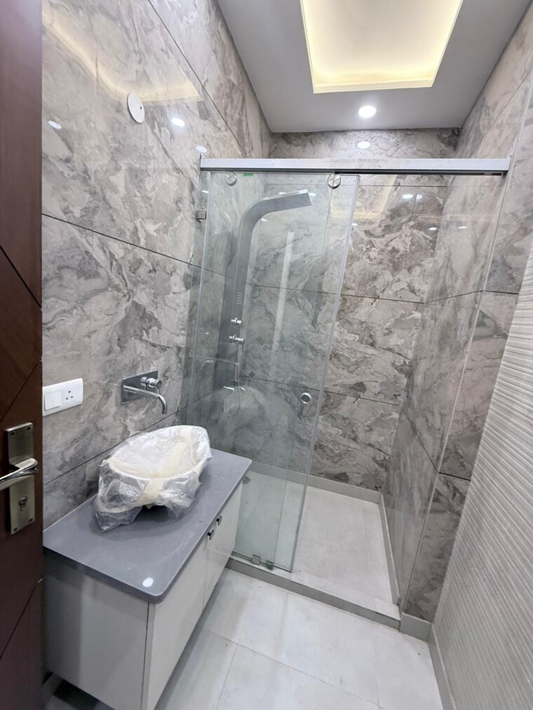 Bathroom, paschim vihar 3 Bedroom 185 Sq.Yd. Builder Floor In Paschim Vihar Delhi 9576155