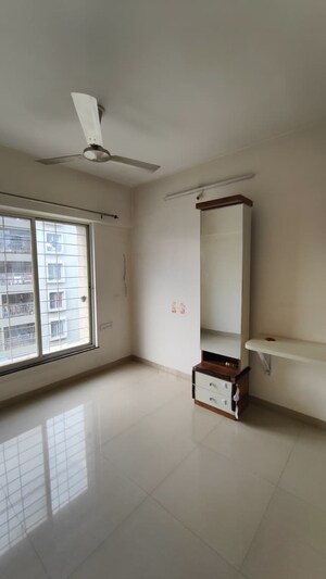 Room in 3 BHK Apartment at Mantra 29 Gold Coast, Tingre Nagar – for Rent