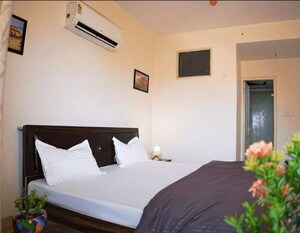 Room in 3 BHK Apartment at Gomti Nagar – for Rent