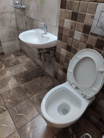 Bathroom in 3 BHK Apartment at MD Leafstone Apartments, Patiala Road – for Rent