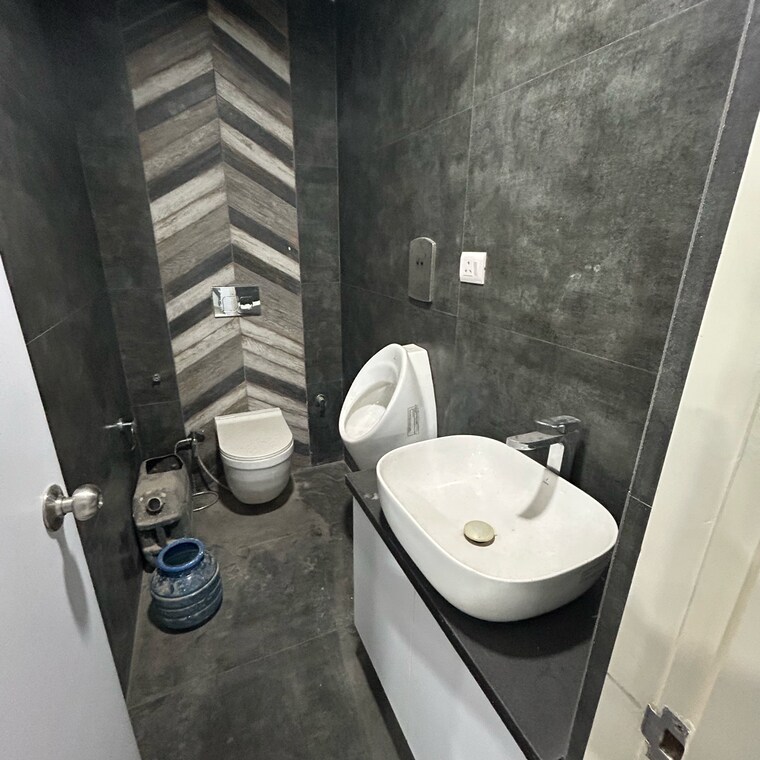 Bathroom, masjid moth Commercial Office Space 840 Sq.Ft. In Masjid Moth Delhi 9576251