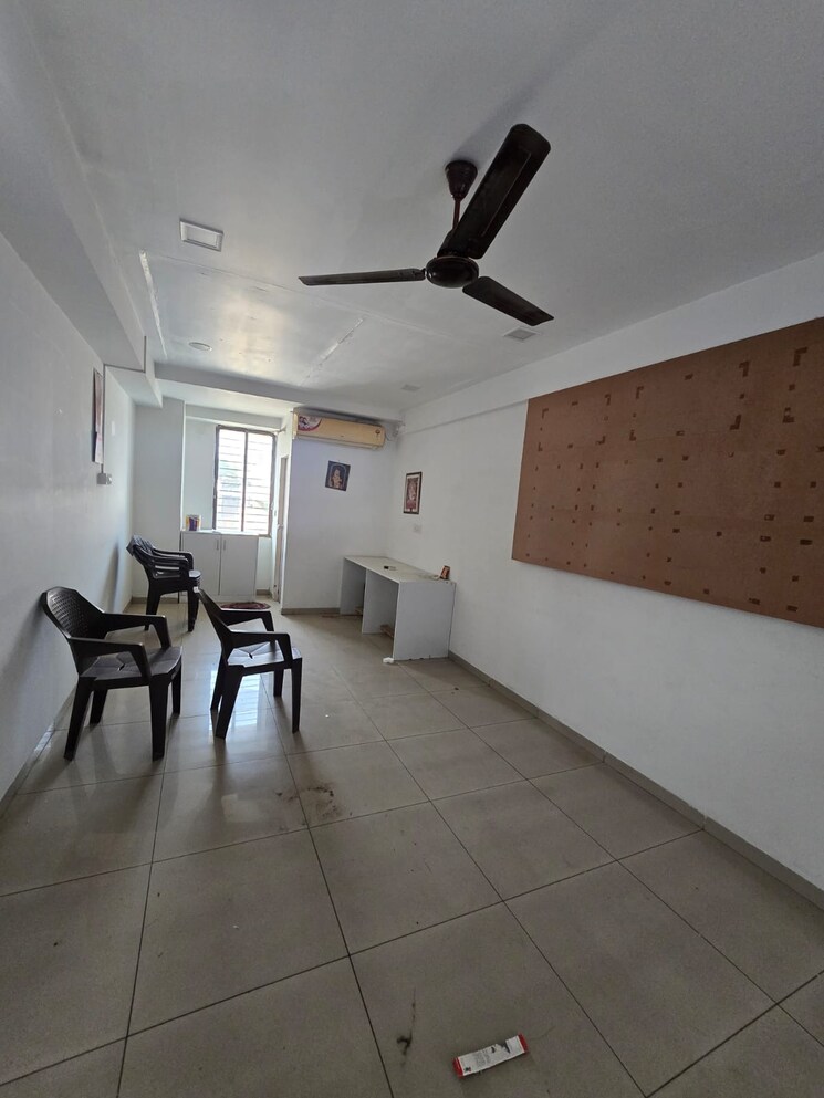 Team Area, new vip road Commercial Office Space 350 Sq.Ft. In New Vip Road Vadodara 9576248