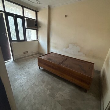Room in 3 BHK Builder Floor at Kotla Mubarakpur – for Rent