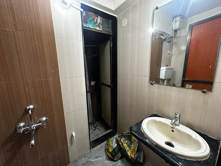 Bathroom, drashti-shanti-garden 2 Bedroom 945 Sq.Ft. Apartment In Mira Road Thane 9576457