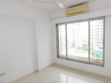 Room in 3 BHK Apartment at Group Seven Rushi Heights, Goregaon East – for Rent