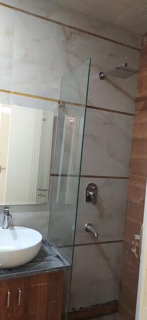 Furnished Amenities in 3 BHK Builder Floor at Shivalik Colony – for Sale