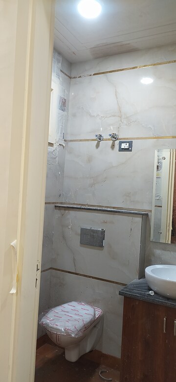 Furnished Amenities in 3 BHK Builder Floor at Shivalik Colony – for Sale