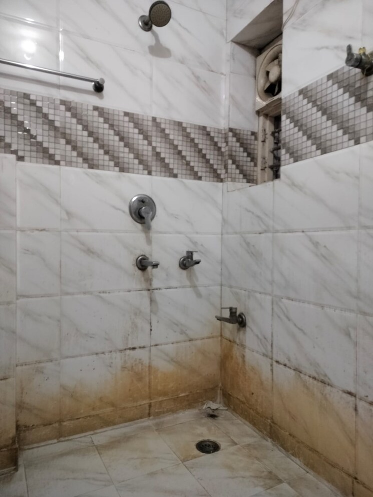 Bathroom, rwa-jasola-sector-8-sfs-flat 2 Bedroom 1000 Sq.Ft. Apartment In Jasola Delhi 9576588