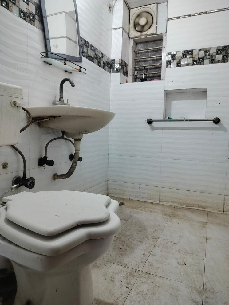 Bathroom, rwa-jasola-sector-8-sfs-flat 2 Bedroom 1000 Sq.Ft. Apartment In Jasola Delhi 9576588
