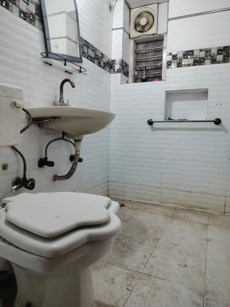 Bathroom, rwa-jasola-sector-8-sfs-flat 2 Bedroom 1000 Sq.Ft. Apartment In Jasola Delhi 9576588
