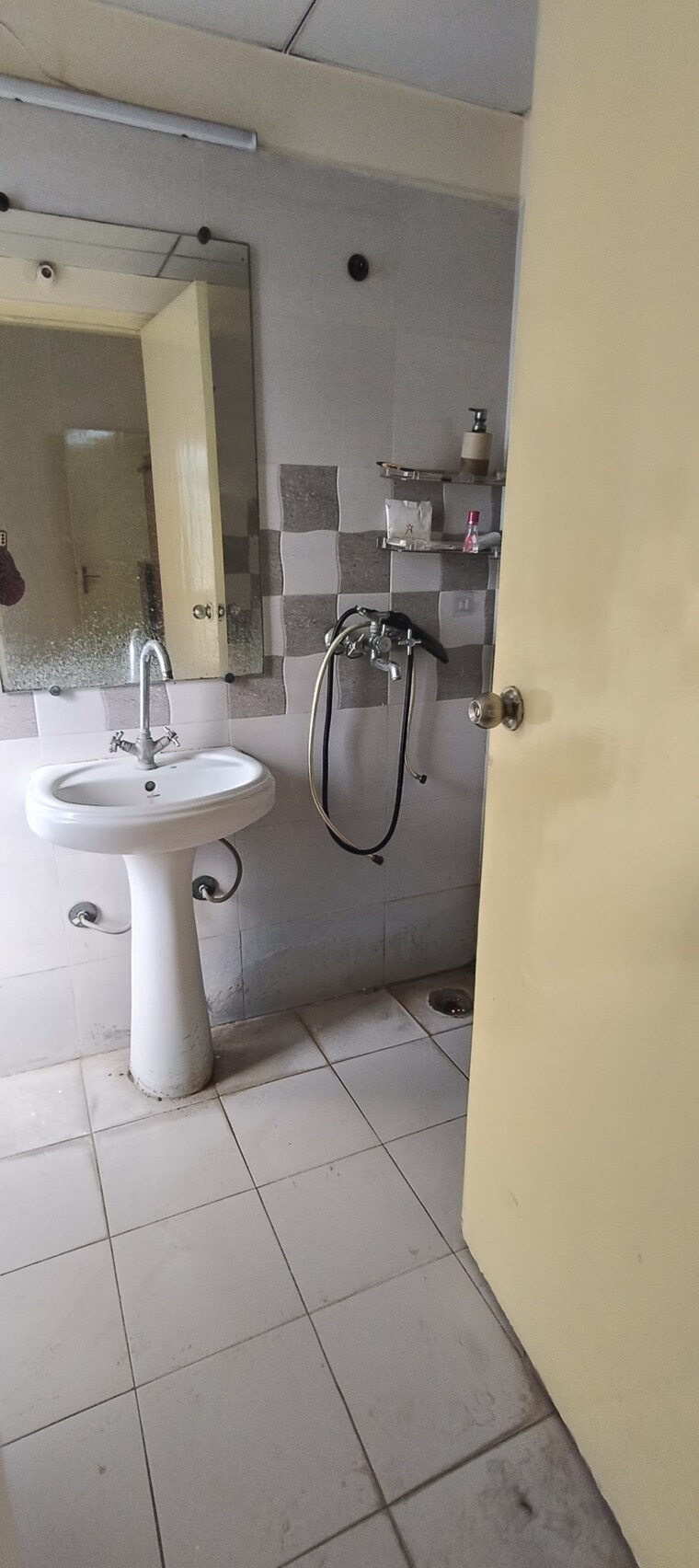 Bathroom, gaur-city-2-16th-avenue 2.5 Bedroom 1250 Sq.Ft. Apartment In Sector 16c Greater Noida Greater Noida 9576677