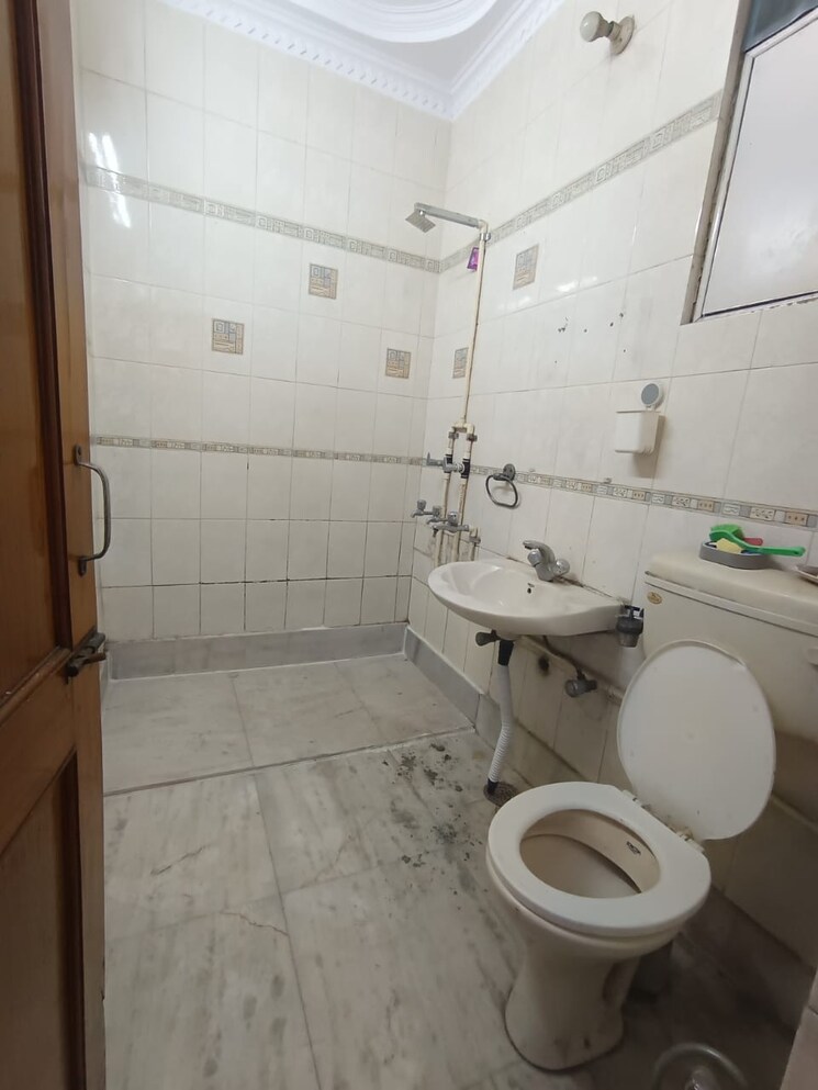 Bathroom, anuradha-apartments-cghs 2 Bedroom 950 Sq.Ft. Apartment In Paschim Vihar Delhi 9576707