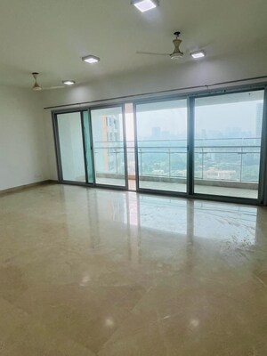 Room in 4 BHK Apartment at DB Woods, Goregaon East – for Rent