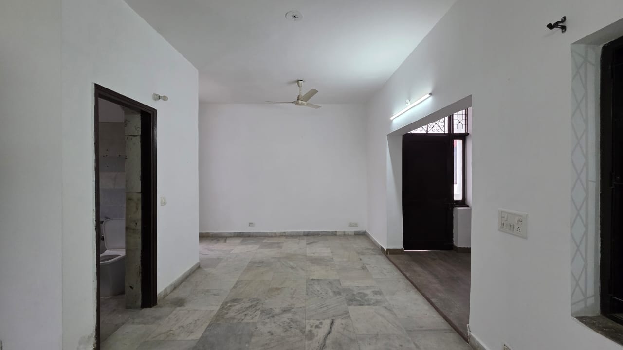 Room, sainik farm 4 Bedroom 3250 Sq.Ft. Independent House In Sainik Farm Delhi 9576775