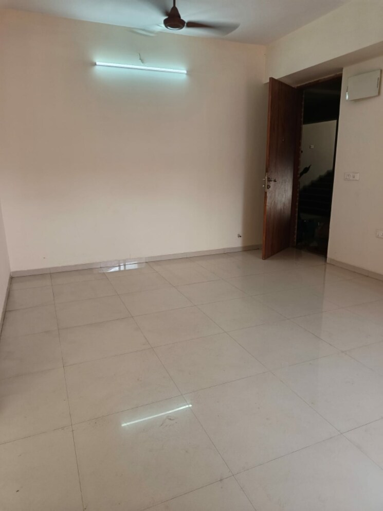 Room, vaishnodevi circle 2 Bedroom 1075 Sq.Ft. Apartment In Vaishnodevi Circle Ahmedabad 9576774