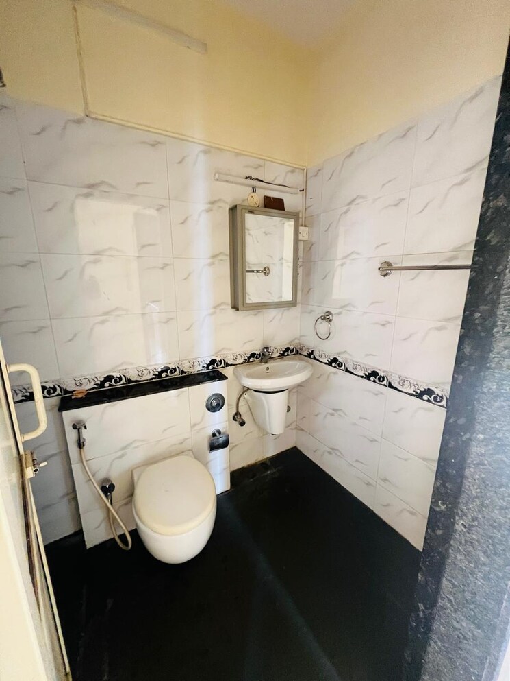 Bathroom, k-raheja-raheja-residency 2 Bedroom 950 Sq.Ft. Apartment In Malad East Mumbai 9570954