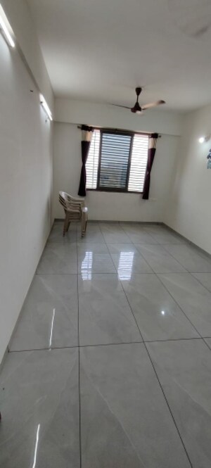 Room in 2 BHK Apartment at Vaishnodevi Circle – for Rent
