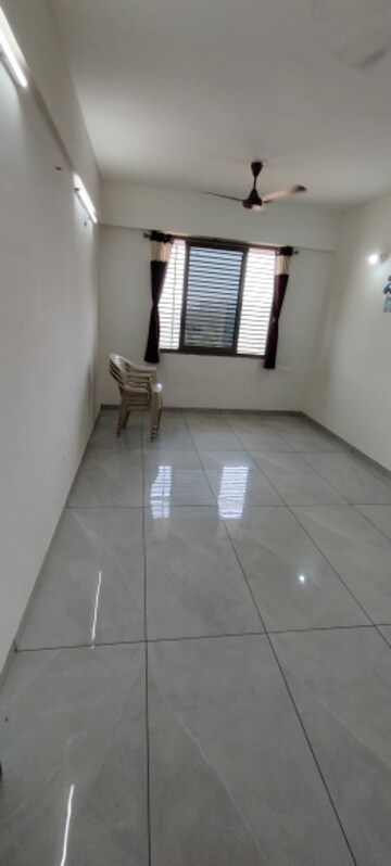 Room in 2 BHK Apartment at Vaishnodevi Circle – for Rent