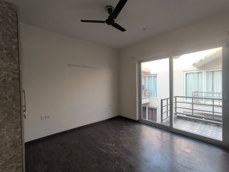 Room, bptp-amstoria 3 Bedroom 2229 Sq.Ft. Builder Floor In Sector 102 Gurgaon 9576806