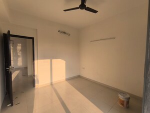 Room in 3 BHK Builder Floor at BPTP Amstoria, Sector 102 – for Rent
