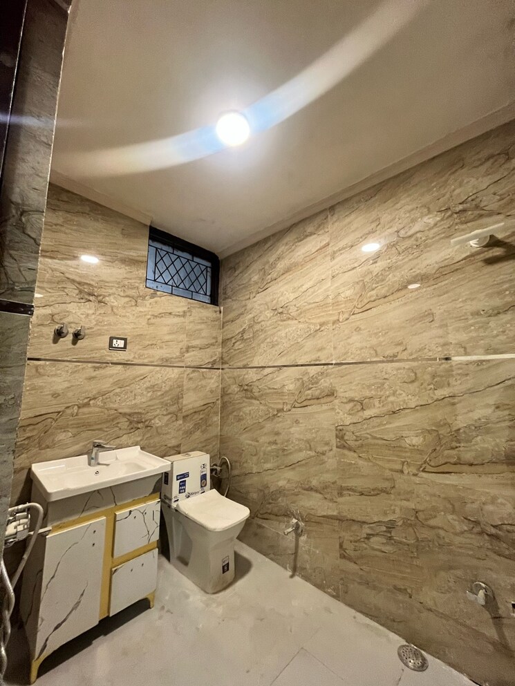 Bathroom, kalkaji 2 Bedroom 850 Sq.Ft. Builder Floor In Kalkaji Delhi 9576809