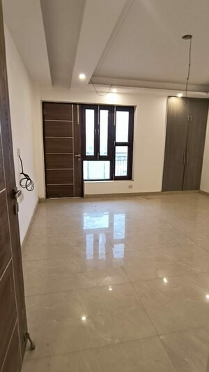Room in 4 BHK Builder Floor at Green Fields Colony – for Rent