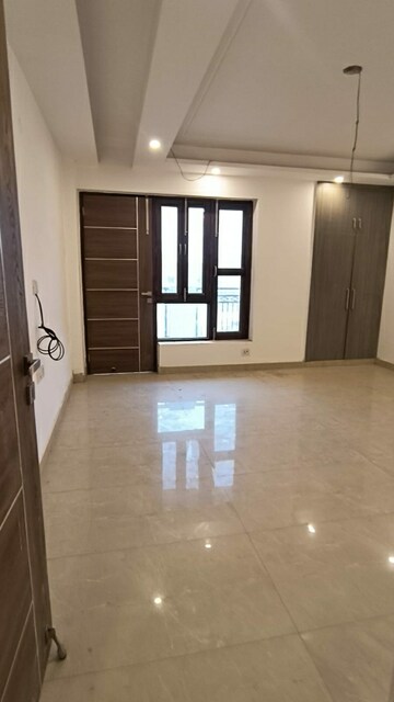Room in 4 BHK Builder Floor at Green Fields Colony – for Rent